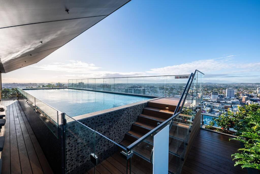 Apartment Luxury High-rise Apt With Pool And Parking *