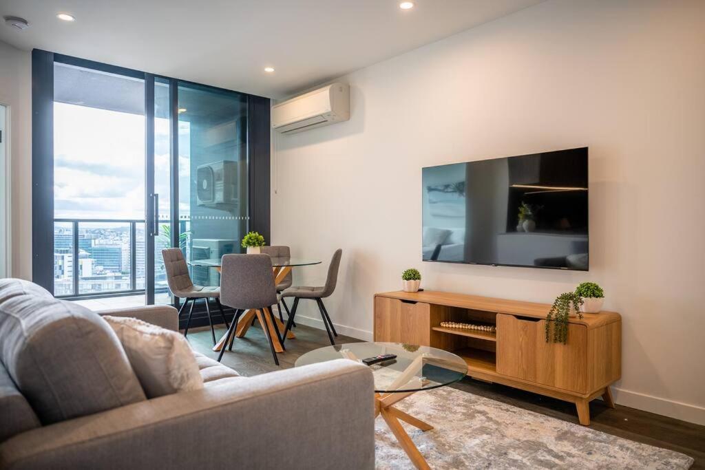 Luxury High-rise Apt With Pool And Parking Apartment