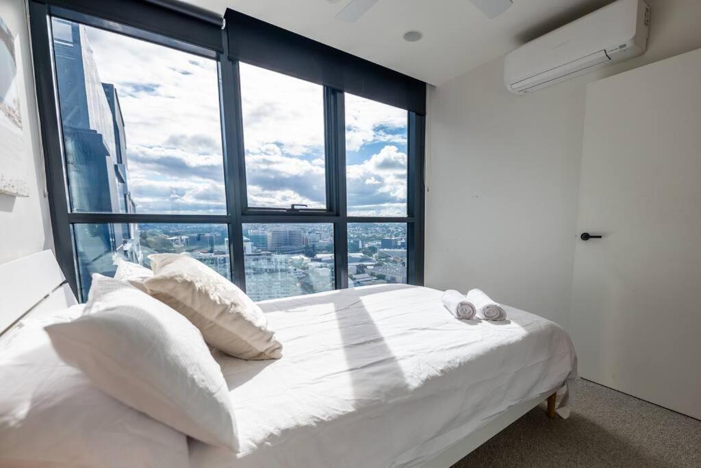 Luxury High-rise Apt With Pool And Parking