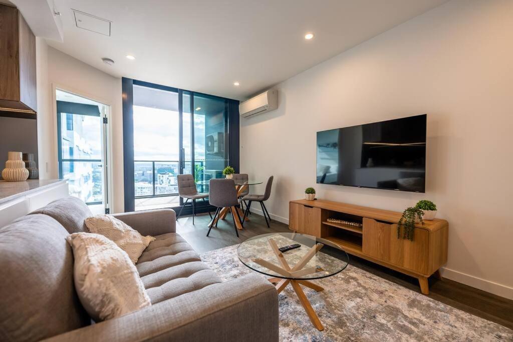 Luxury High-rise Apt With Pool And Parking Apartment