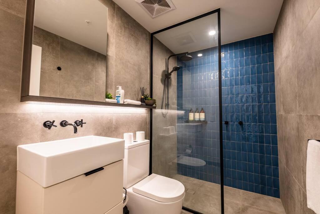 Apartment Luxury High-rise Apt With Pool And Parking