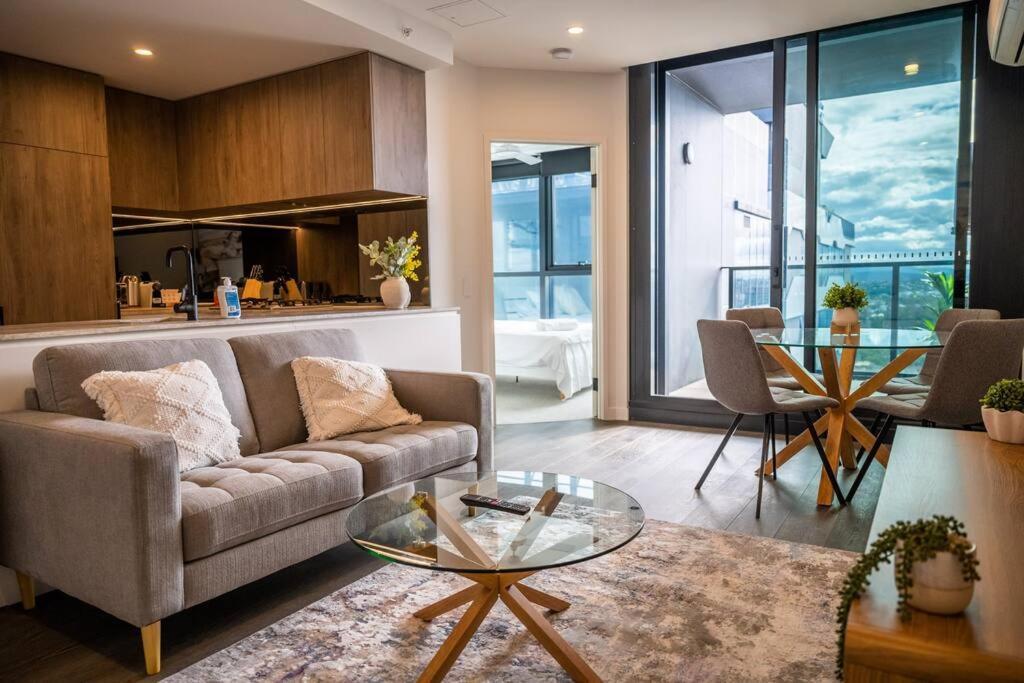 Luxury High-rise Apt With Pool And Parking
