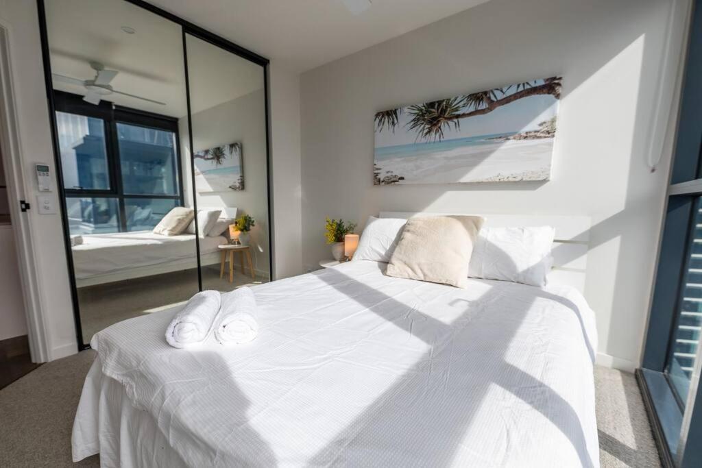 Luxury High-rise Apt With Pool And Parking