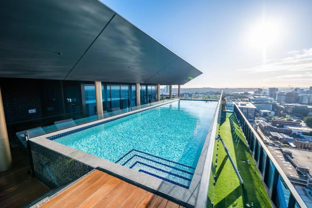 Luxury High-rise Apt With Pool And Parking