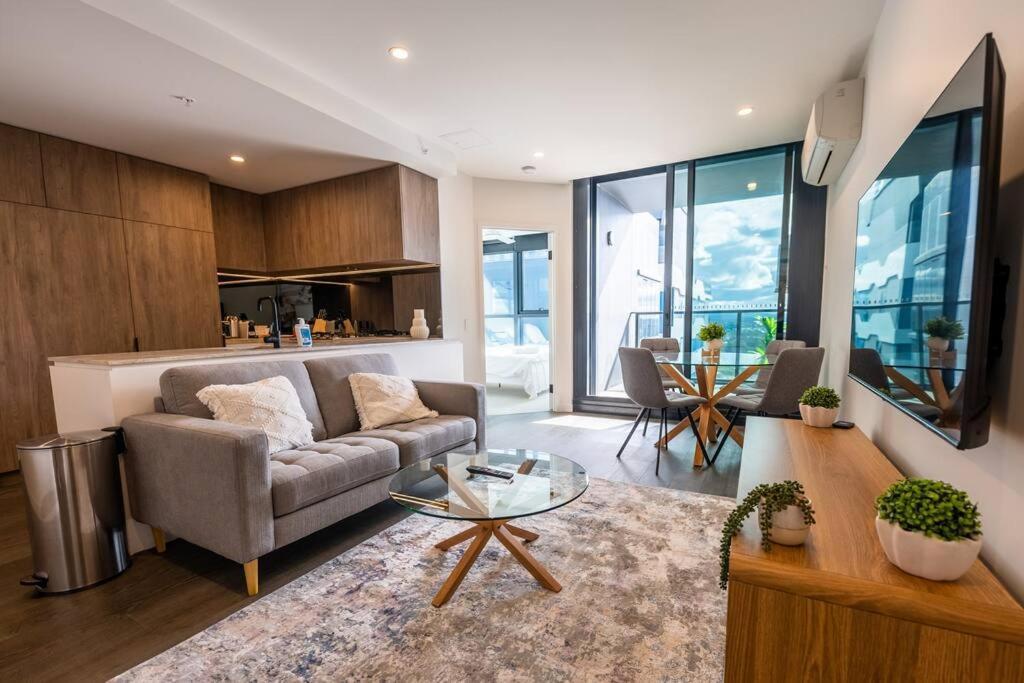 Luxury High-rise Apt With Pool And Parking