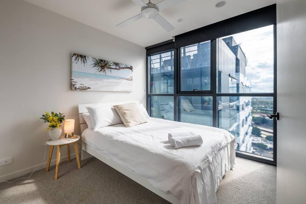 Apartment Luxury High-rise Apt With Pool And Parking *