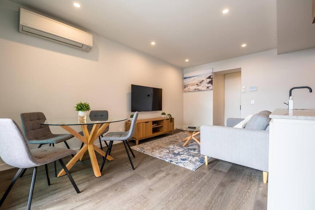 Apartment Luxury High-rise Apt With Pool And Parking