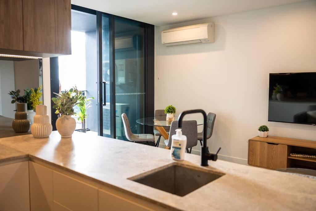 Luxury High-rise Apt With Pool And Parking Apartment