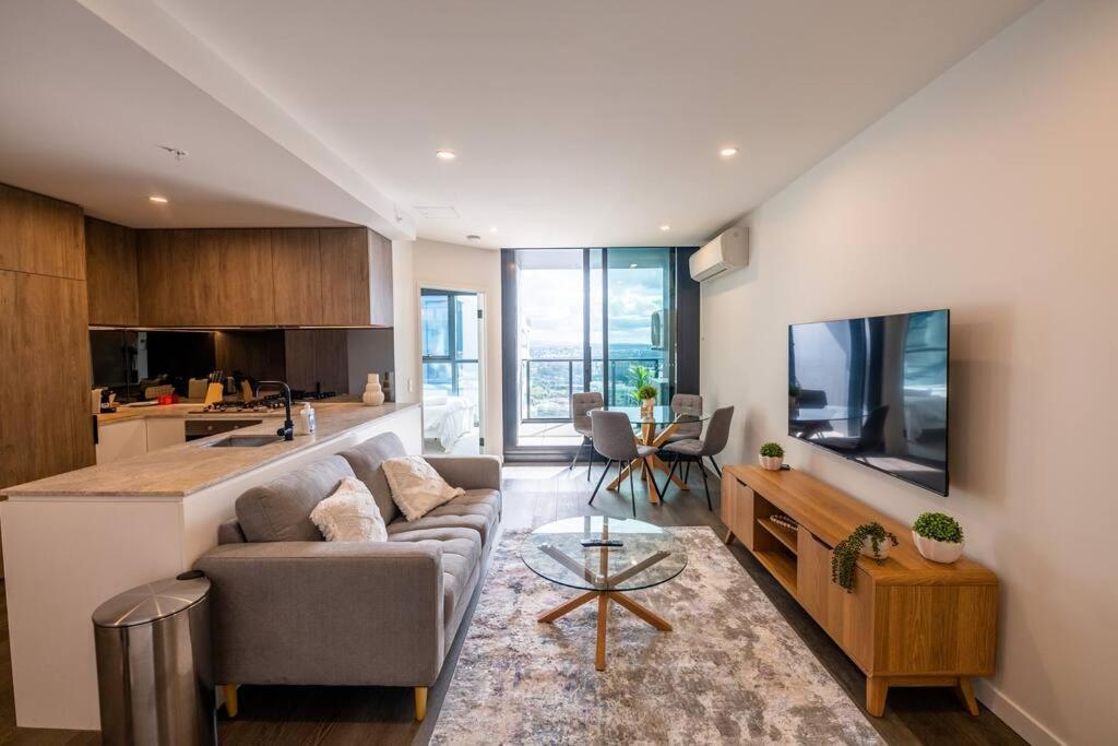 Luxury High-rise Apt With Pool And Parking Apartment