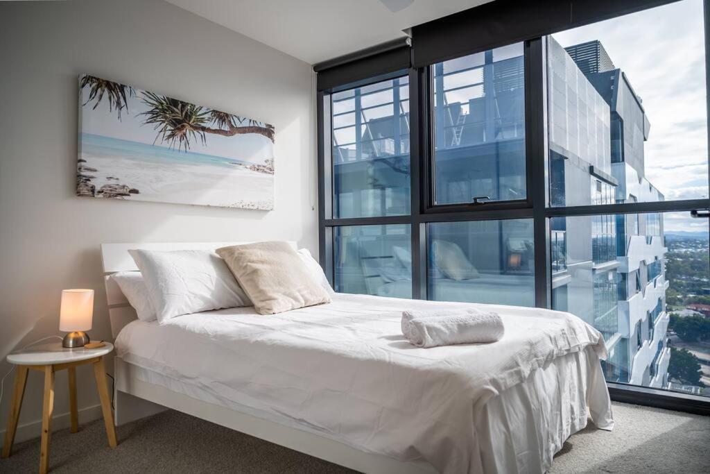 Luxury High-rise Apt With Pool And Parking