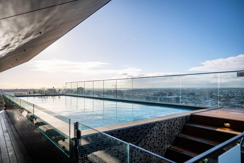 Luxury High-rise Apt With Pool And Parking Apartment *