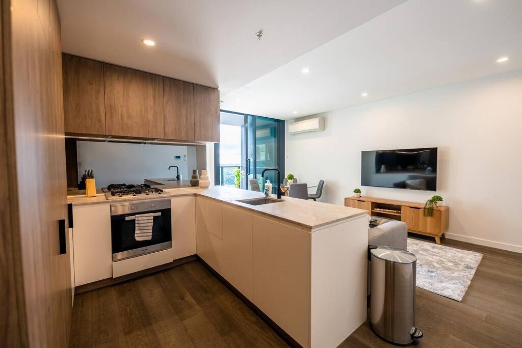 Luxury High-rise Apt With Pool And Parking *