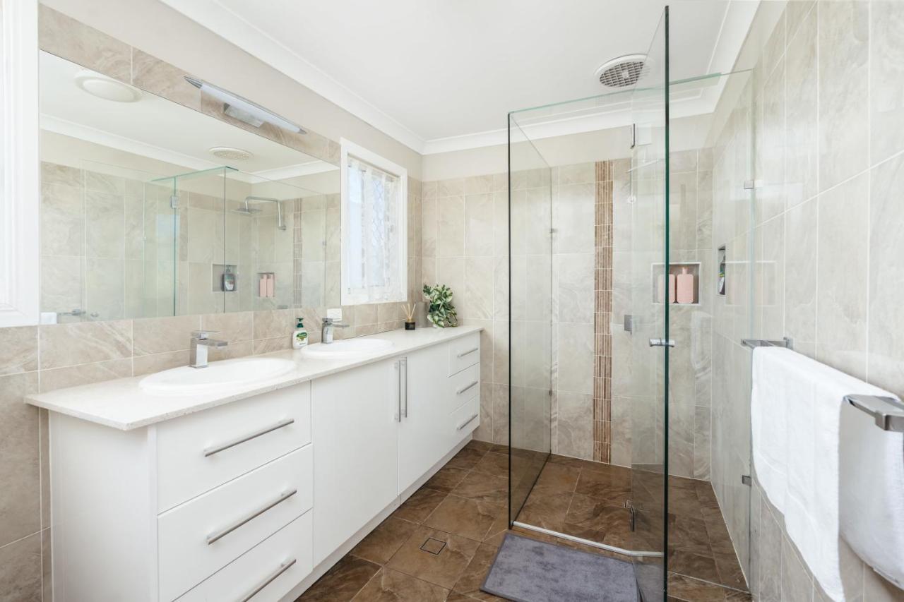 Spacious Newly Redecorated 5bd Family