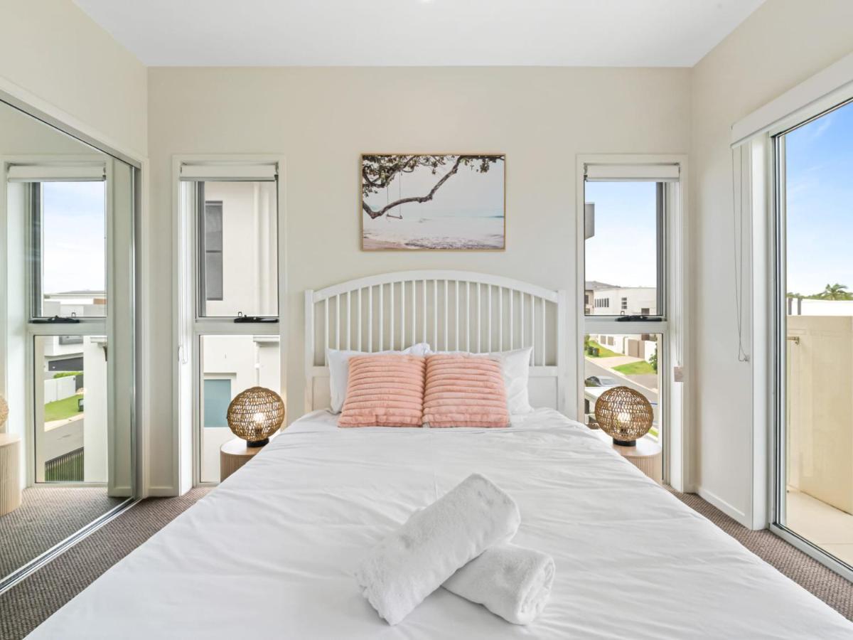 Luxury Hilltop Brand-new 5bd *