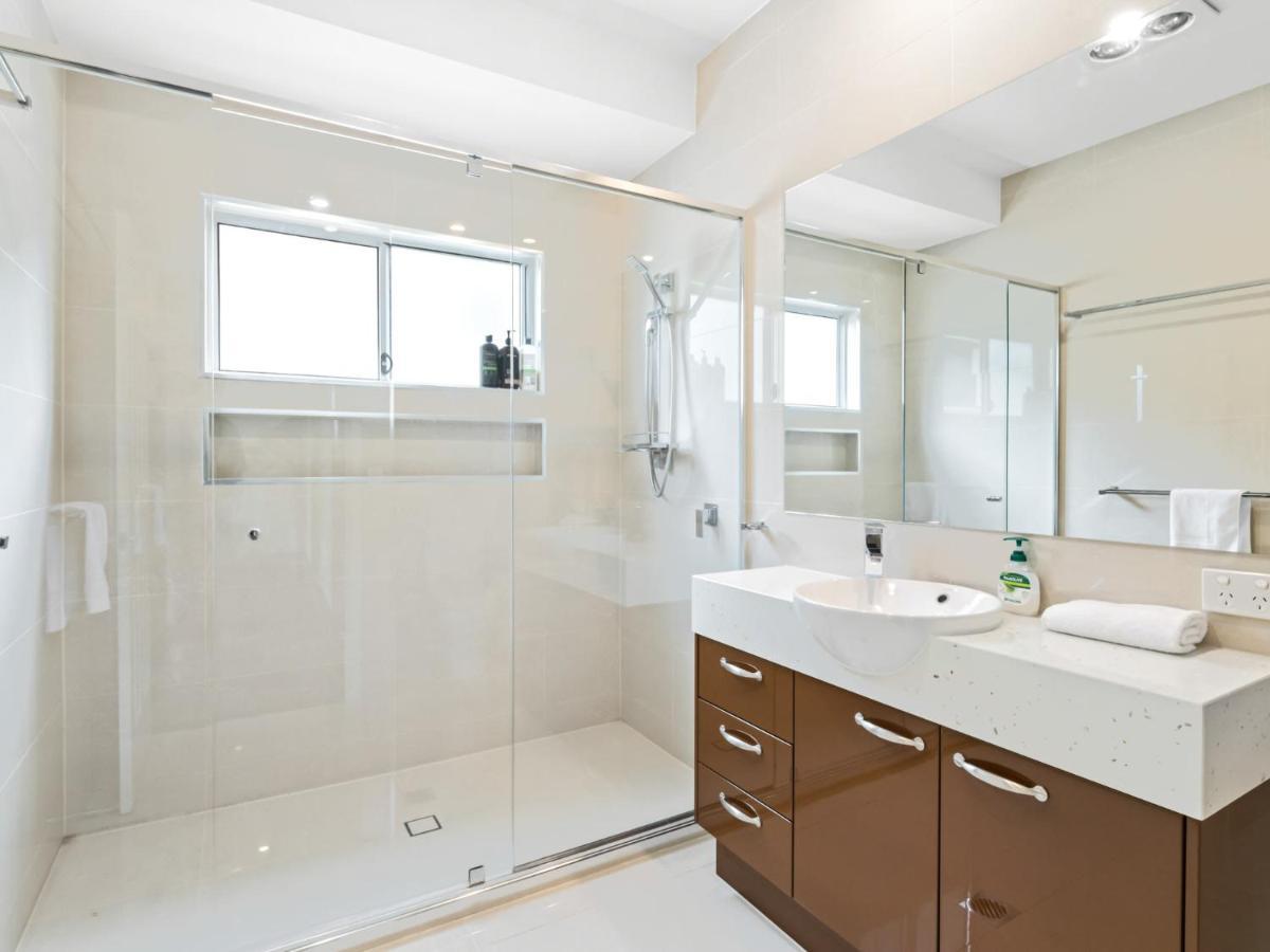 Luxury Hilltop Brand-new 5bd *