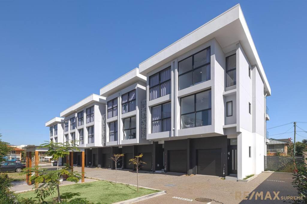 Brand New Luxurious 3 Level Townhouse Villa