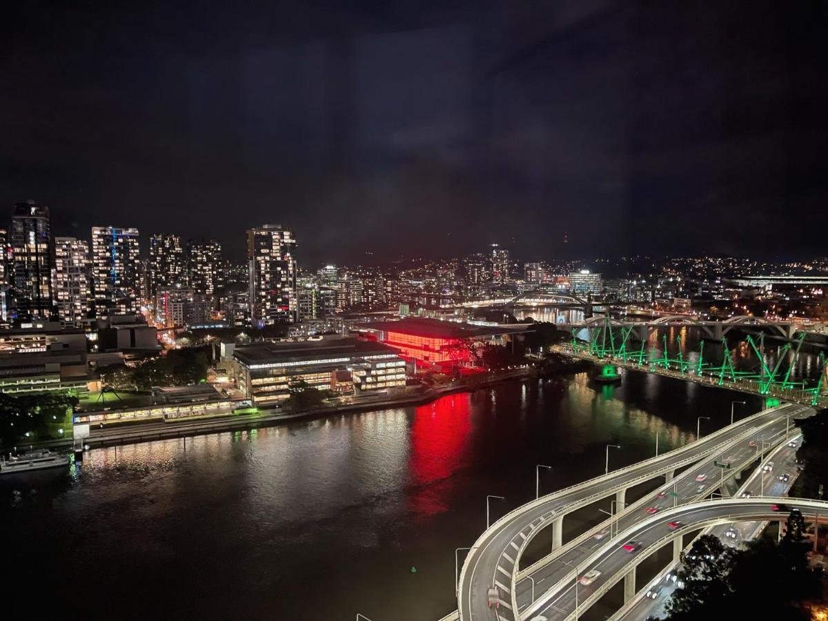 Riverfront Oasis 2bed Panoramic Riverview
