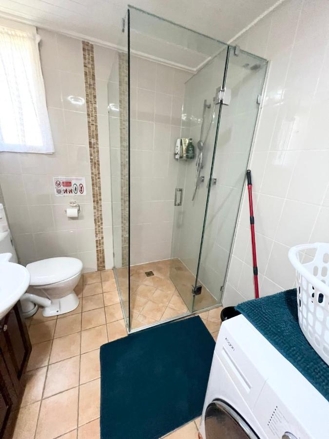 Homestay 197 Shafston Ave Kangaroo Point Qld 4169 *