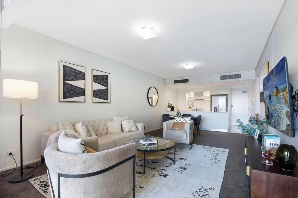 Luxe 3-bd, Views, Pool, Car Park Apartment *