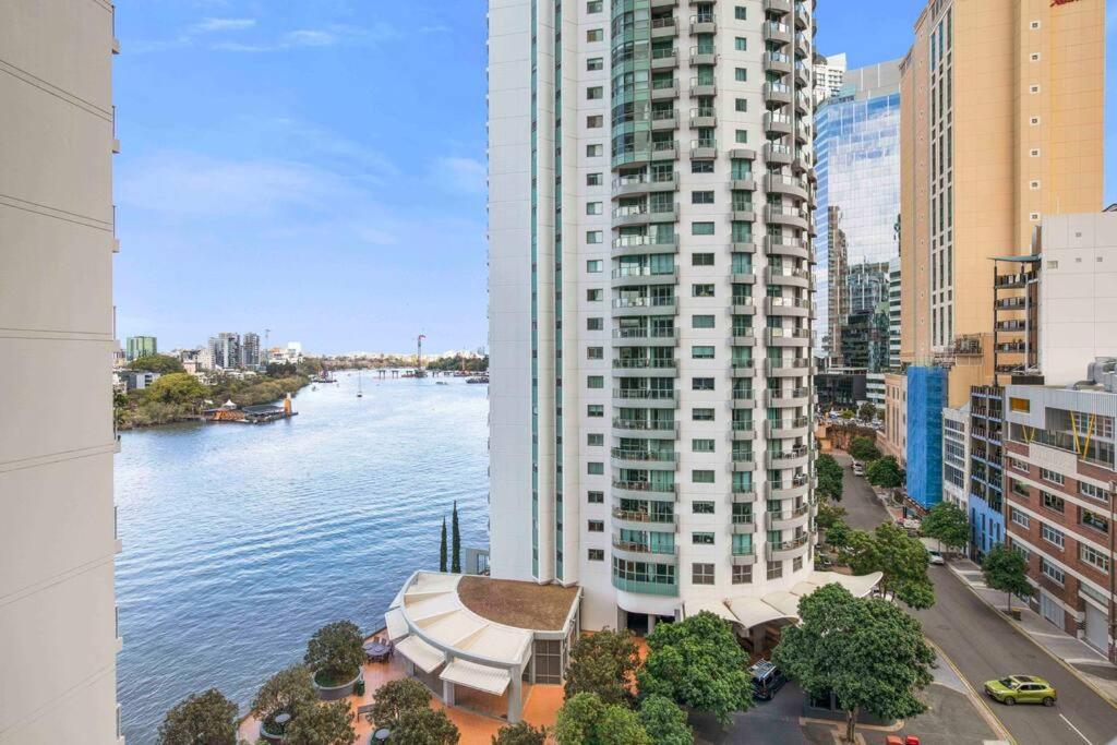 Luxe 3-bd, Views, Pool, Car Park Apartment Brisbane