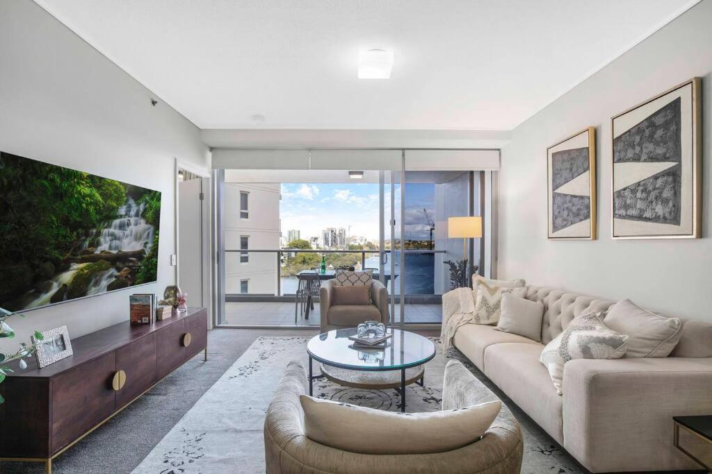 Luxe 3-bd, Views, Pool, Car Park Apartment *