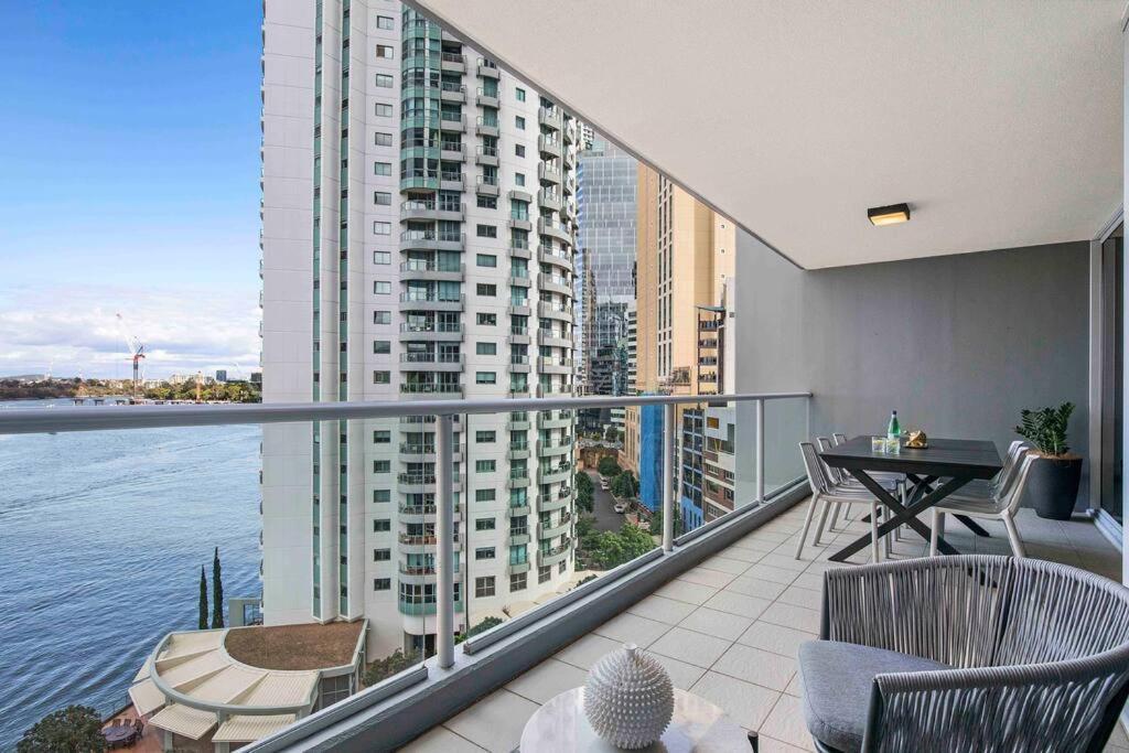 Luxe 3-bd, Views, Pool, Car Park Apartment *