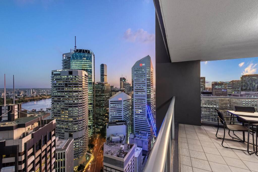 Breathtaking! 2bed/2bath/1car/pool ~ Cbd Brisbane
