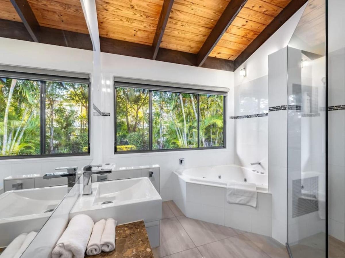 Hidden Bali Style 5br House In Robertson