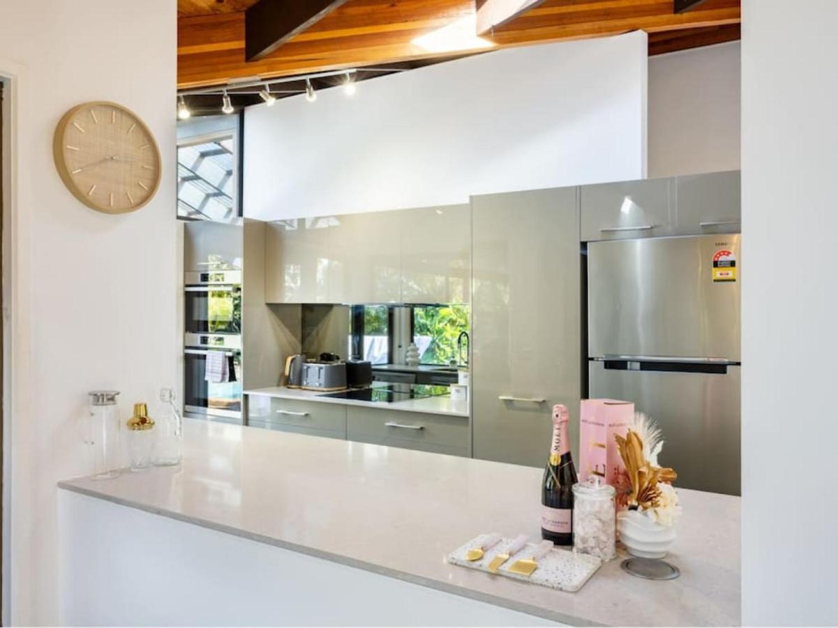 Hidden Bali Style 5br House In Robertson *