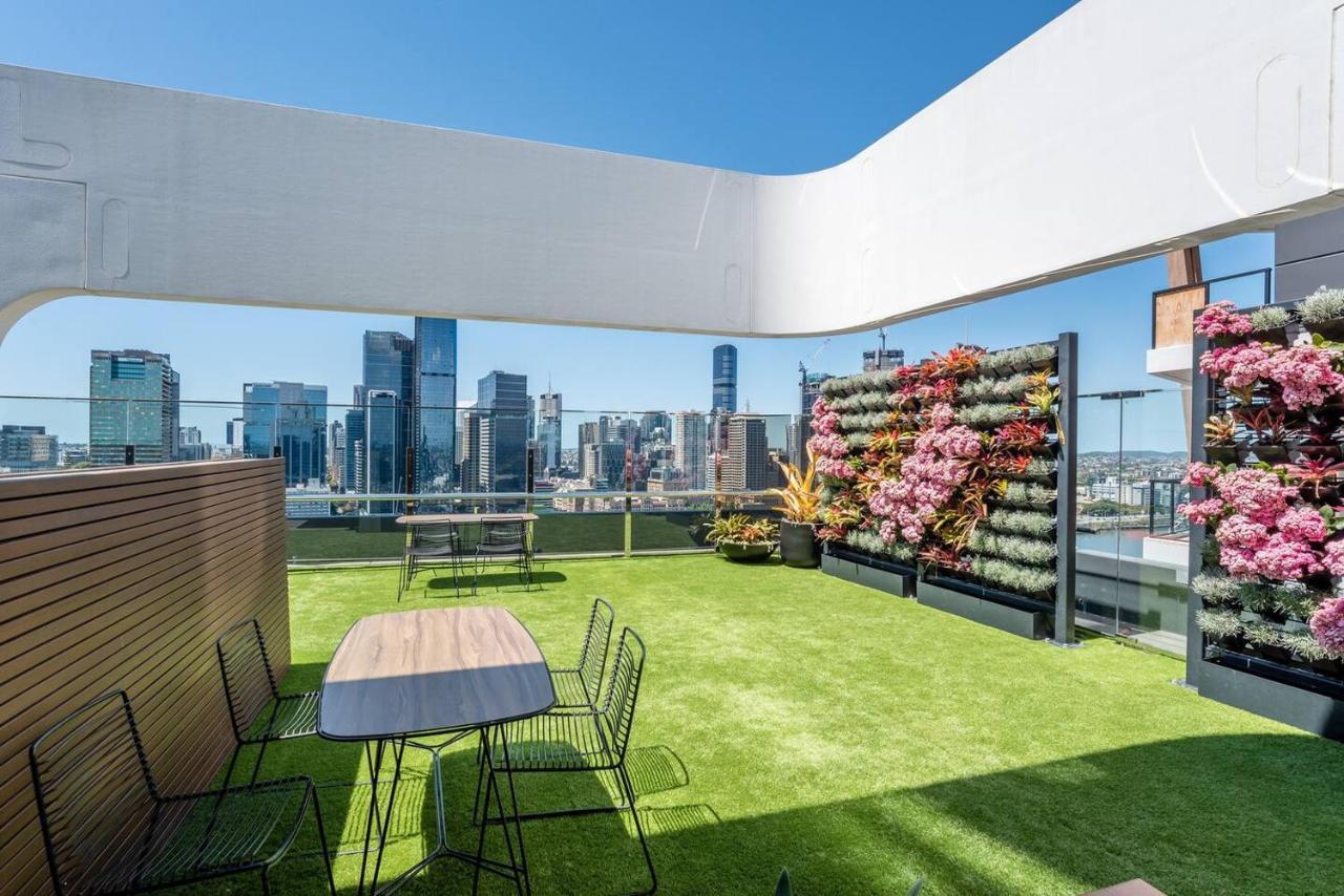 South City View 2 Bedroom With Parking Apartment *
