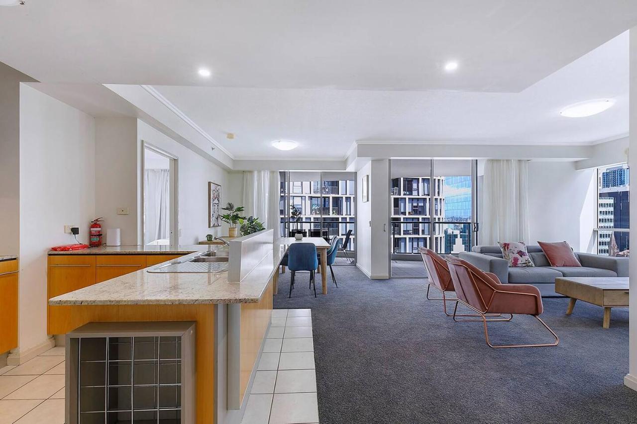 Of Brissie - Chic Resort-style Cbd Living Apartment