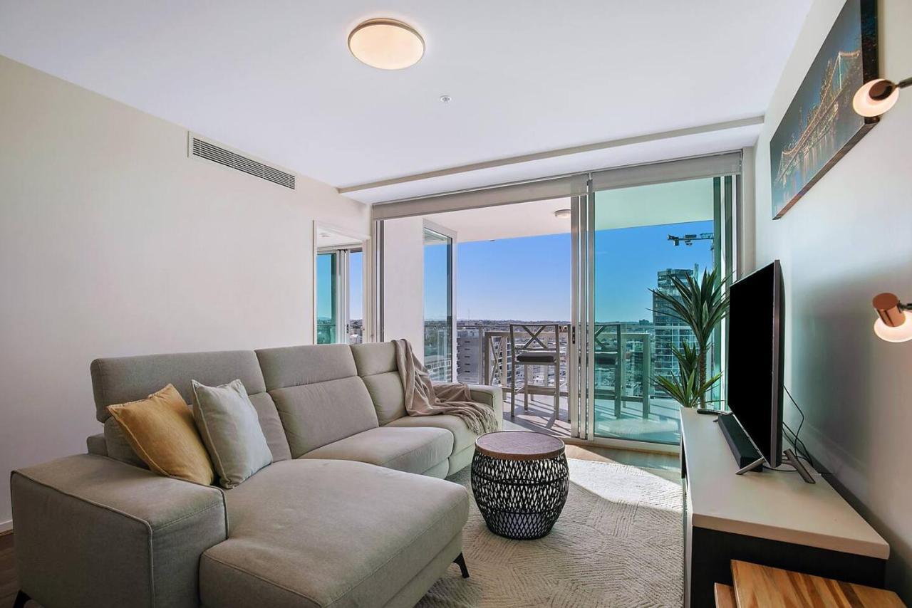Fall In With Waterfront Resort-style Living Apartment *