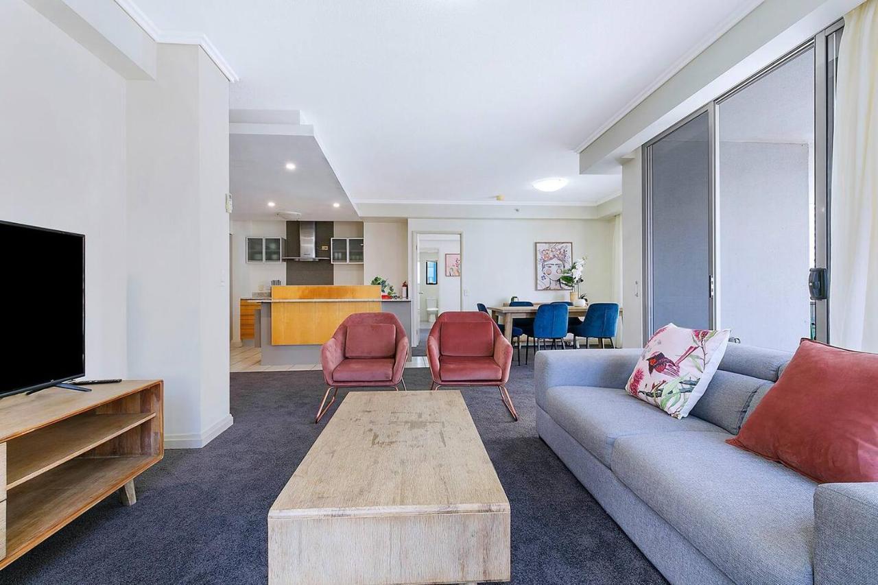 Of Brissie - Chic Resort-style Cbd Living Apartment *