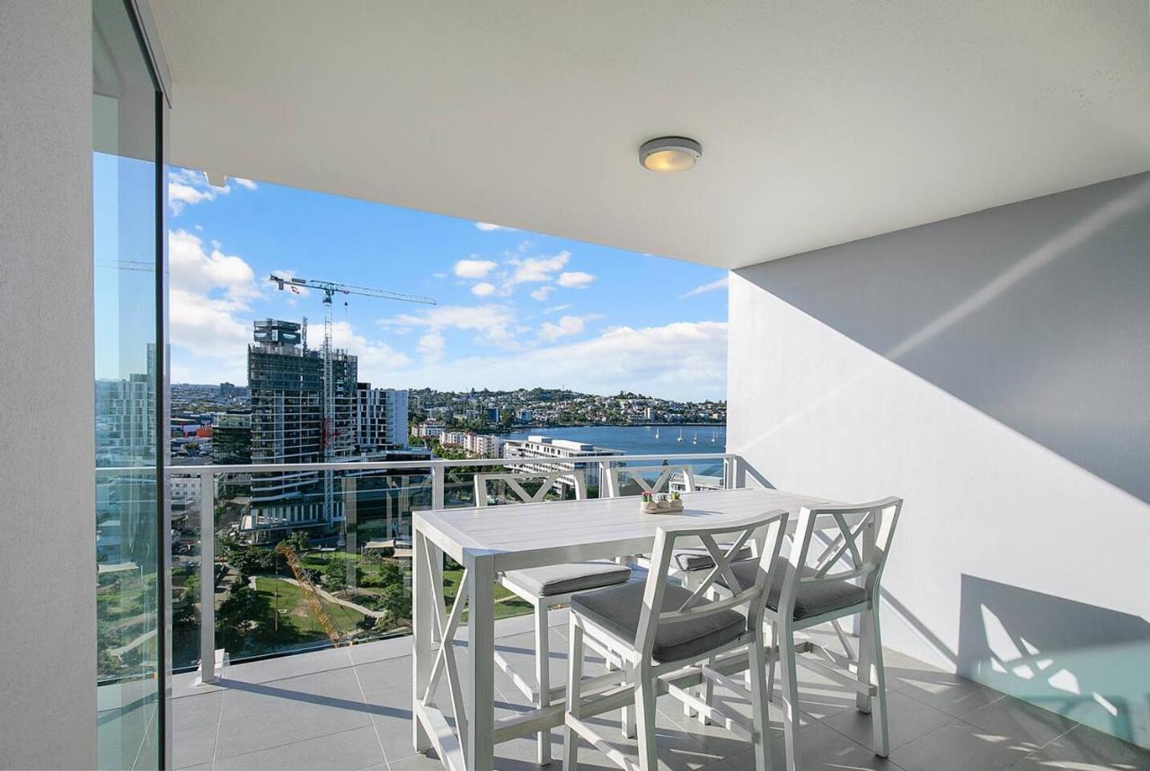 Apartment Fall In With Waterfront Resort-style Living *