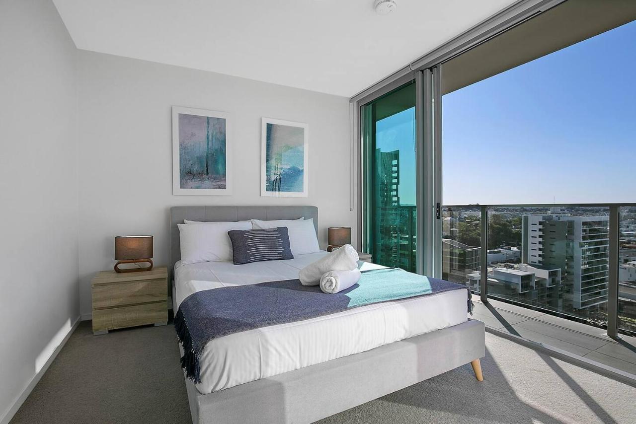Fall In With Waterfront Resort-style Living Apartment *