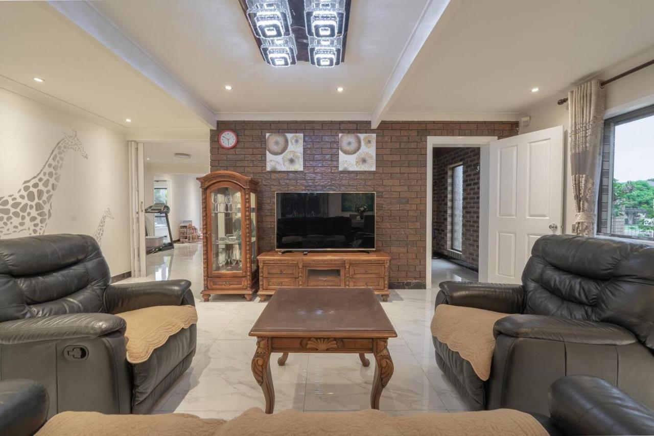 Luxury Living 2 Bedrooms 4 Beds 2b Athrooms In Southern Brisbane+ Parking * Brisbane