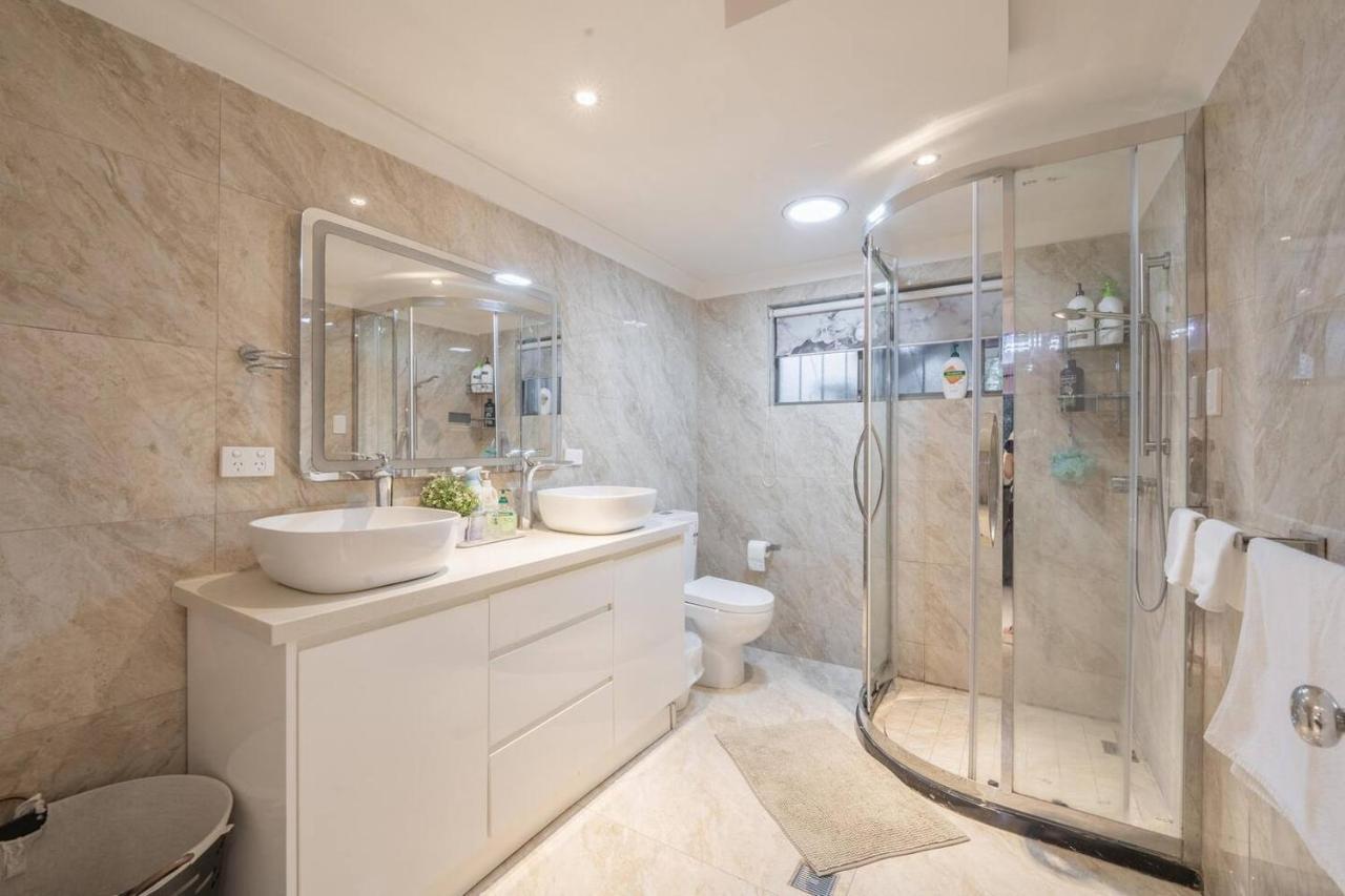 Luxury Living 2 Bedrooms 4 Beds 2b Athrooms In Southern Brisbane+ Parking Brisbane