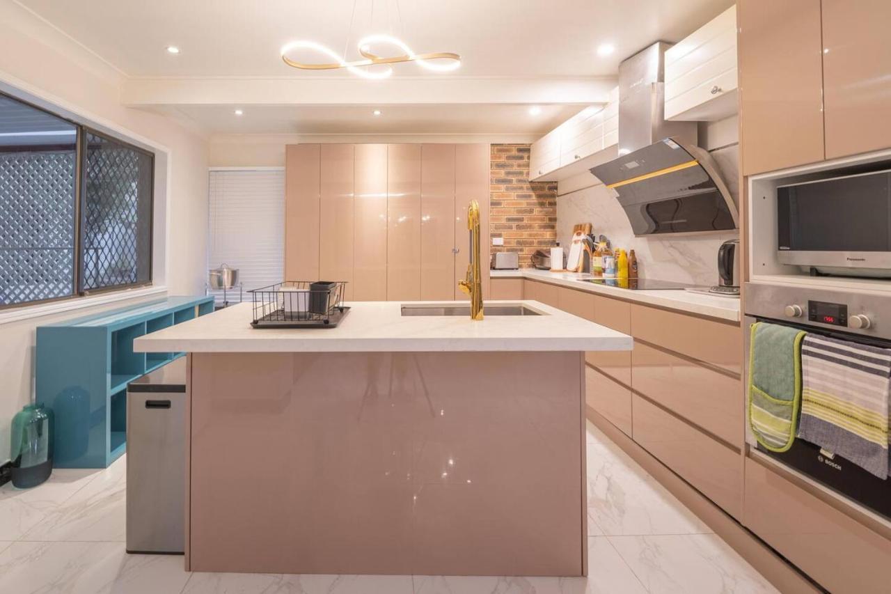 Apartment Luxury Living 2 Bedrooms 4 Beds 2b Athrooms In Southern Brisbane+ Parking Brisbane