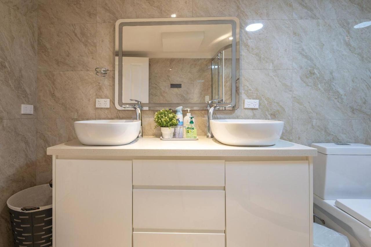 Luxury Living 2 Bedrooms 4 Beds 2b Athrooms In Southern Brisbane+ Parking Apartment