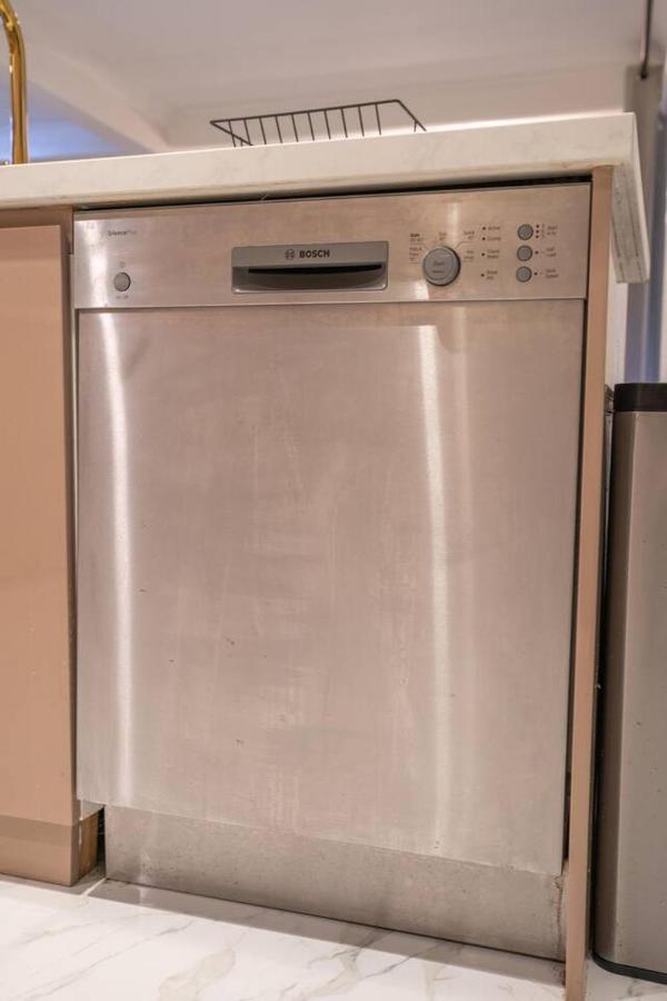 Luxury Living 2 Bedrooms 4 Beds 2b Athrooms In Southern Brisbane+ Parking *