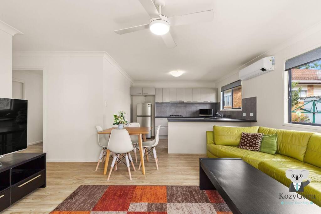 Kozyguru / Mt Gravatt East / 3 Bed House Qmg030 *