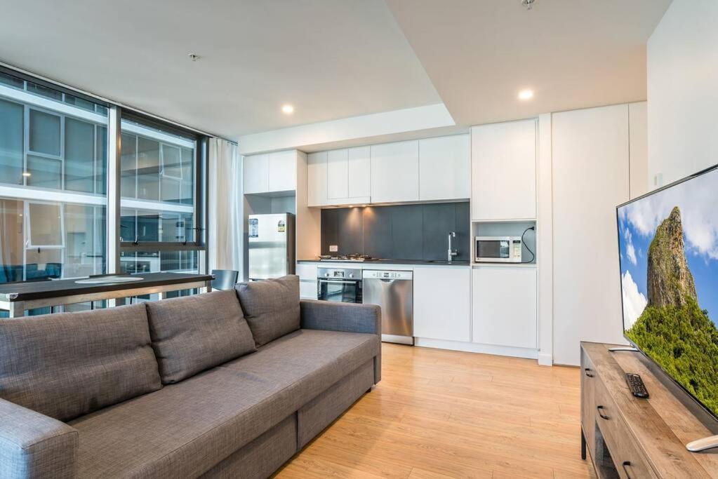 Inner-city 1 Bedroom Parking And Pool