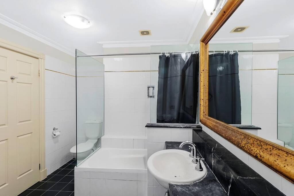 Apartment Rendezvous Hotel-like City View 1b1b Apt In Cbd