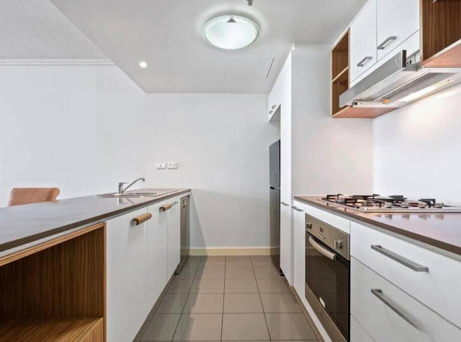 Luxury Center King Bed And Study Apartment