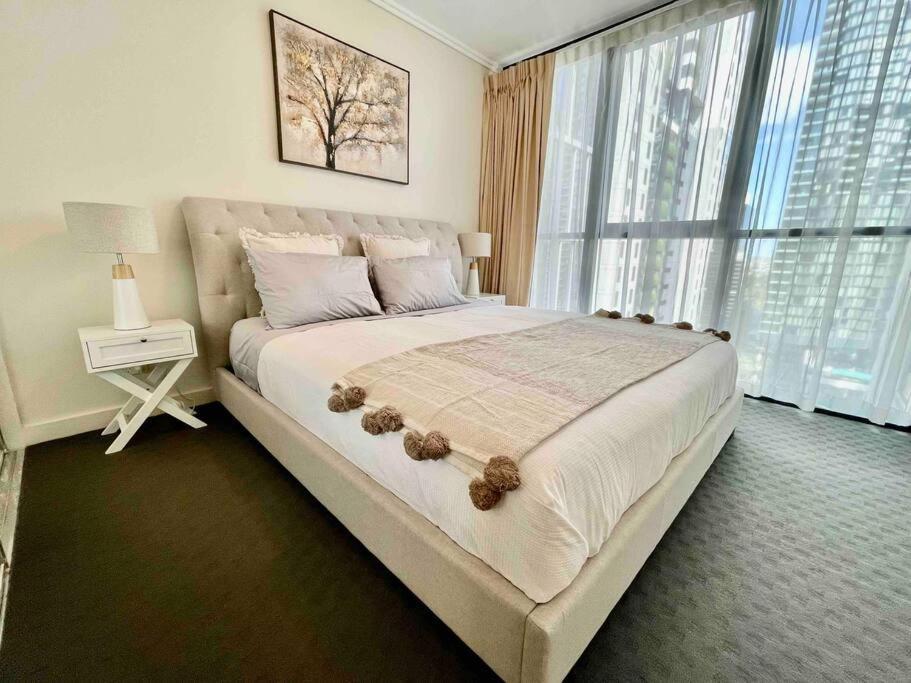 Luxury Center King Bed And Study *