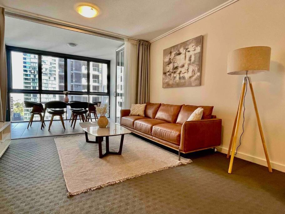 Luxury Center King Bed And Study Apartment Brisbane