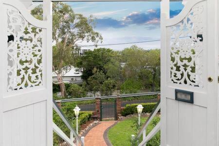 The Indooroopilly Queenslander - 4 Bedroom Family - Private Pool - Wifi - Netflix Holiday home