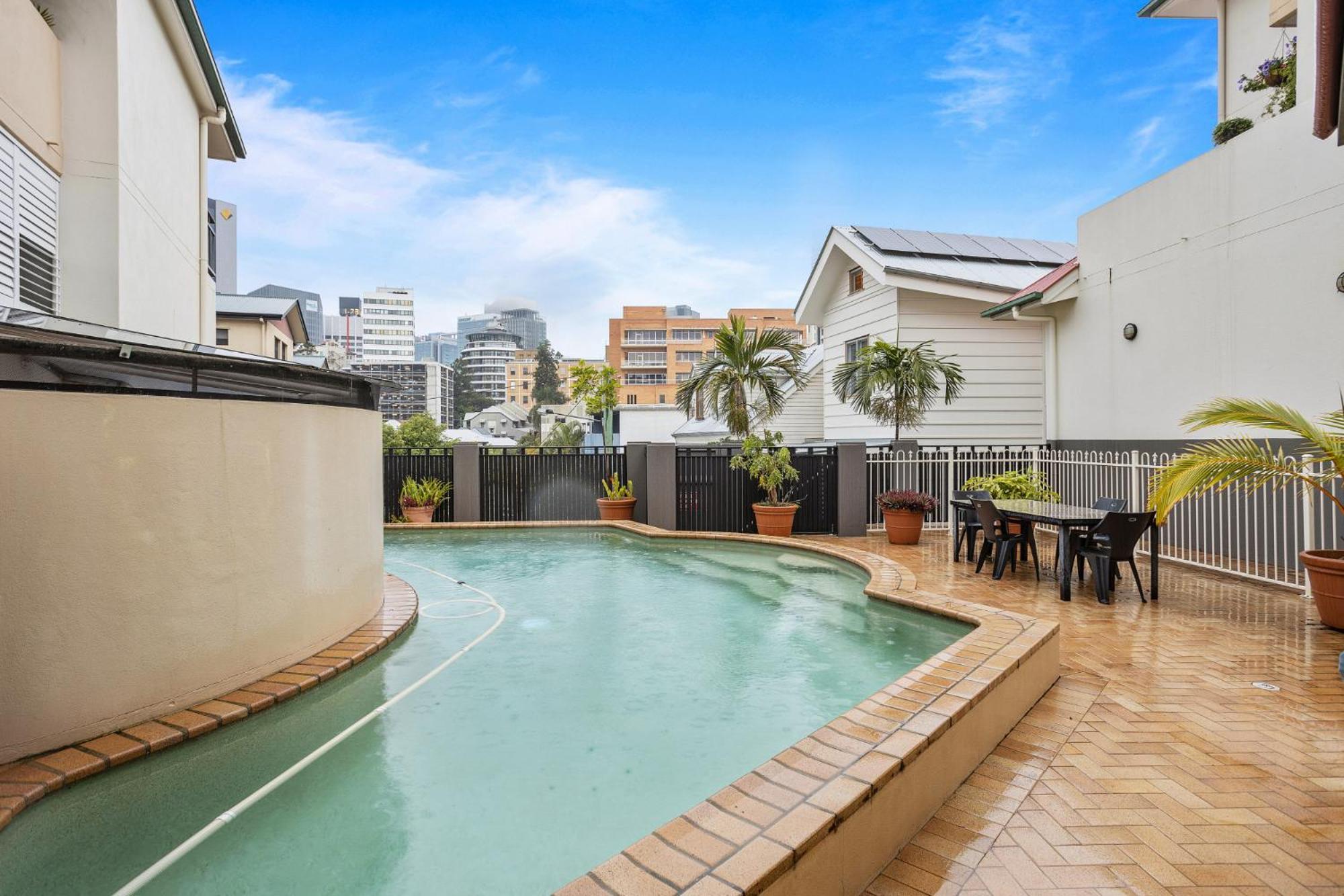 Comfy 2-bed With Pool And Secure Parking Brisbane