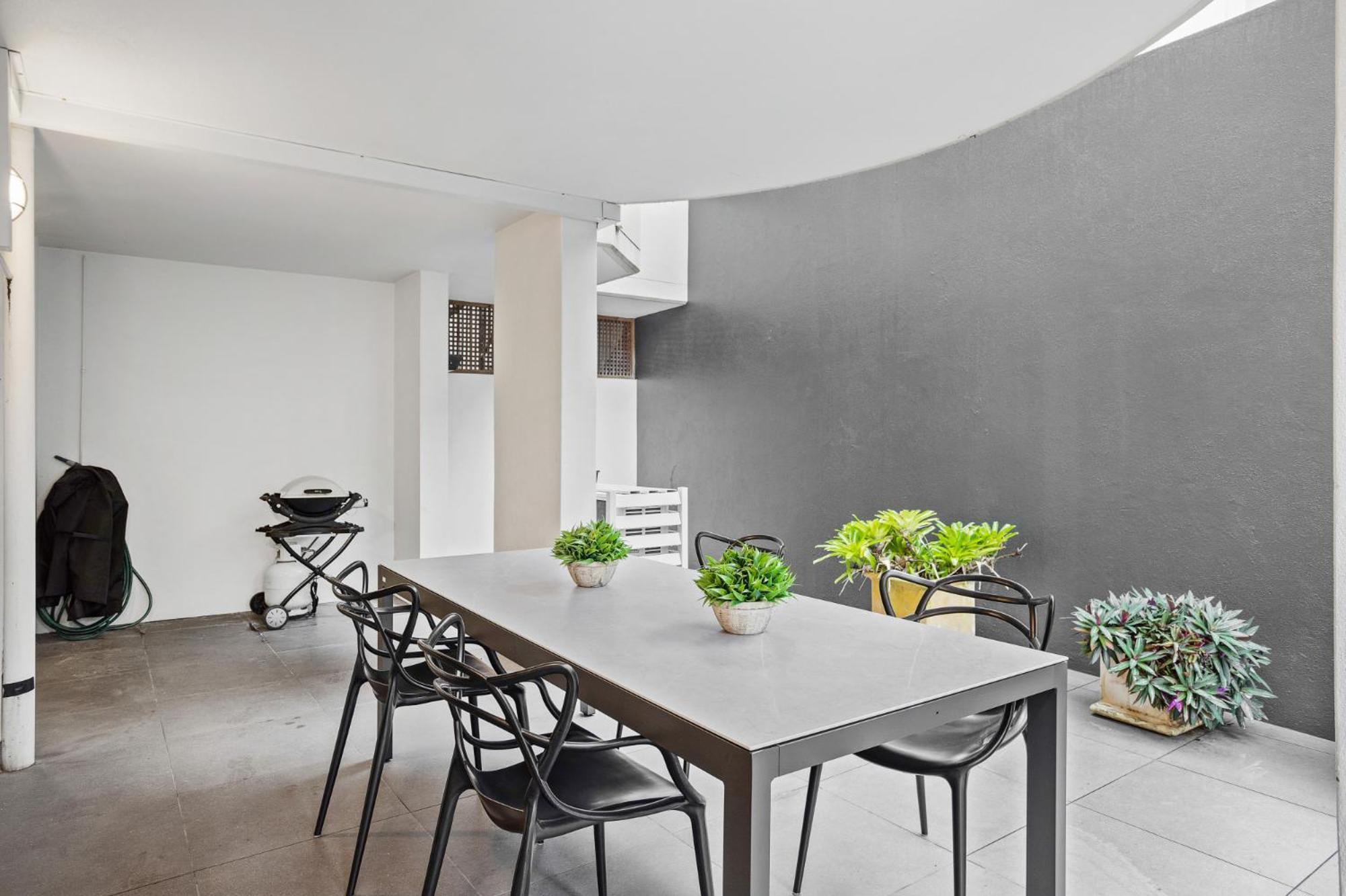 Comfy 2-bed With Pool And Secure Parking Apartamento