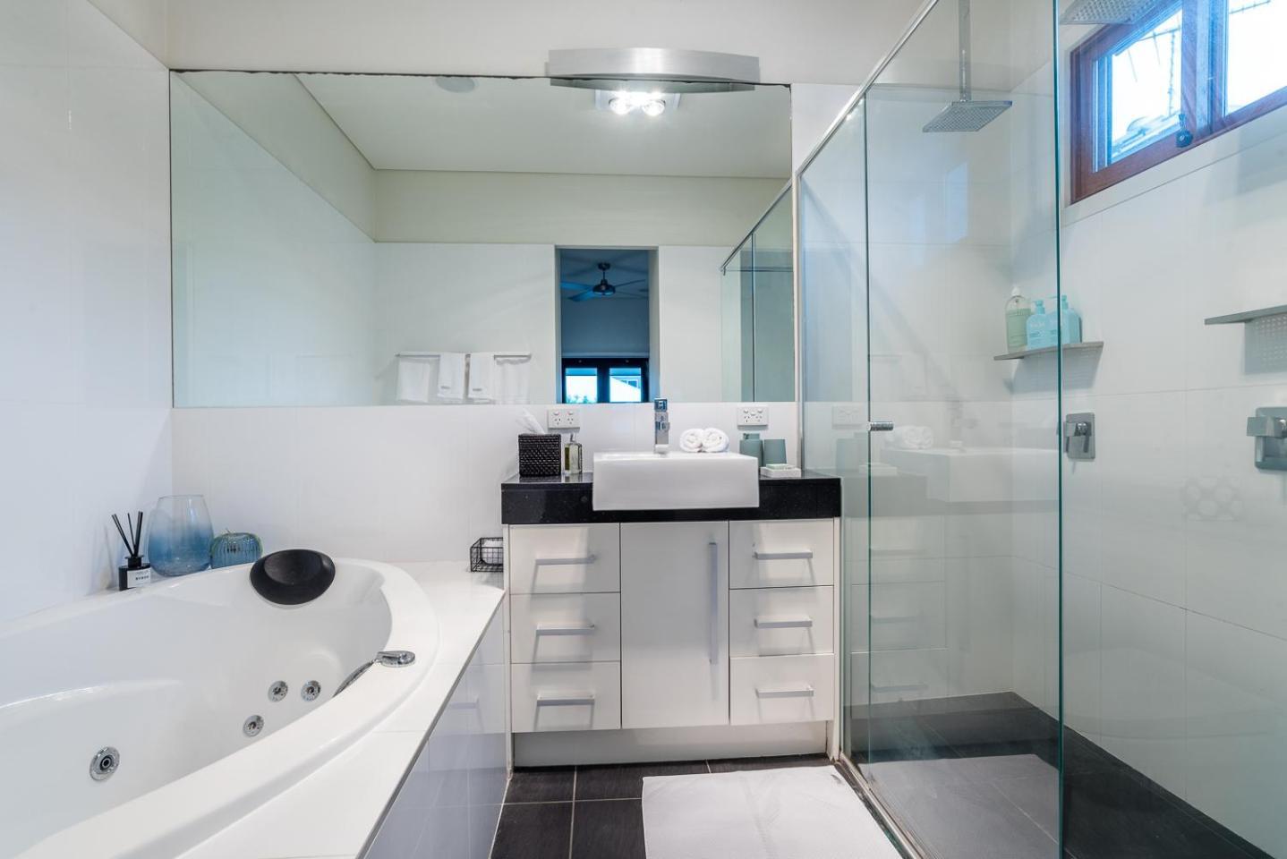 Beautiful Modern In Heart Of New Farm